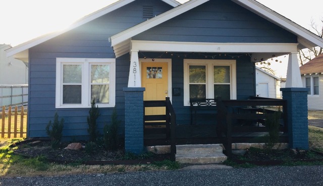 Beautifully remodeled Bungalow steps away from Historic Route 66 and SNU