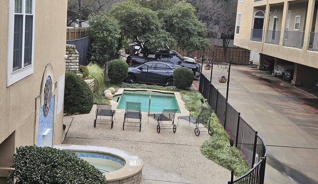 Beautifully remodeled condo 2b/2bth conveniently in West Village, Uptown Dallas
