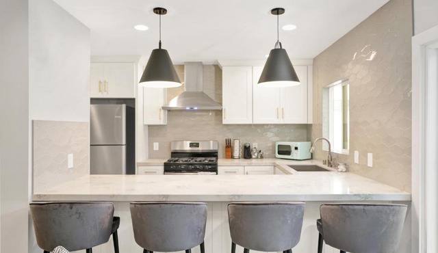 Beautifully Remodeled House 5 miles to Disney