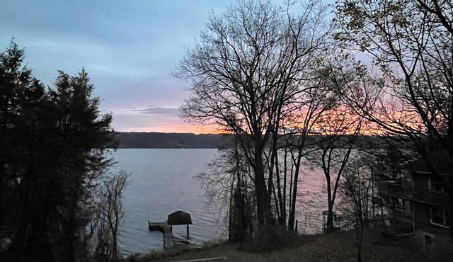 Beautifully remodeled lake house, 5 minutes from downtown