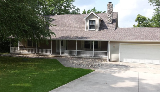 Beautifully Remodeled Lake Front House W/ Beach, Paddle Boat & Kayak. Sleeps 18+