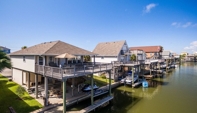 Beautifully remodeled canal home, short walk from beach! Pet friendly, WiFi