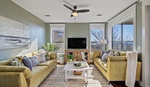 Beautifully REMODELED villa in the hollows/lake Travis/quartz countertops, etc