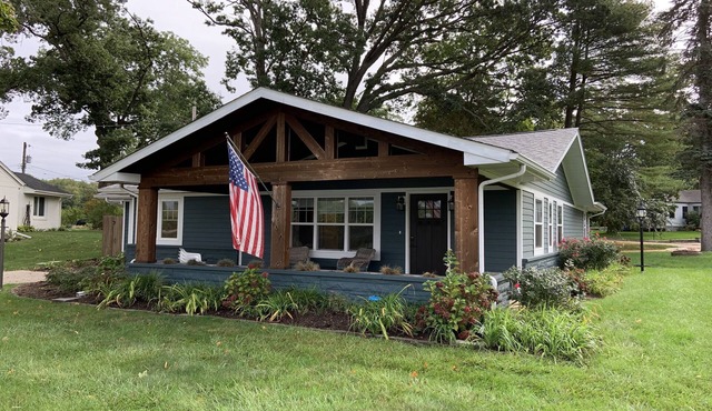 Beautifully Remodeled Lake Cottage with Stunning view of Stone Lake