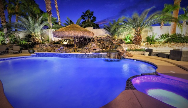 Beautifully Remodeled Luxurious 4 Bed 4 Bath Oasis, Pool, Spa Putting Green