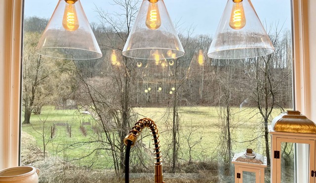 Beautifully remodeled cottage-w. Creek close to Downtown Boone & all activities
