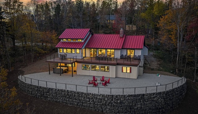 Beautifully Remodeled VT Mountain Oasis with Stratton Views and private Hot Tub