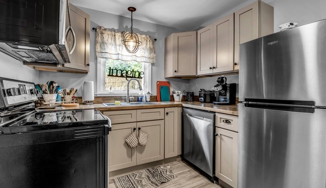 Beautifully renovated carriage house, walking distance to downtown