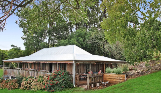 Beautifully renovated Mountain cottage with Ocean view