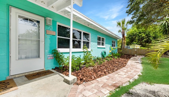 Beautifully Renovated 4Bd/2Ba House with 2 Kitchens, short walk to the beach
