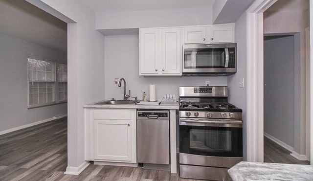 Beautifully Renovated 2Bdrm Cleveland Suburb Condonn