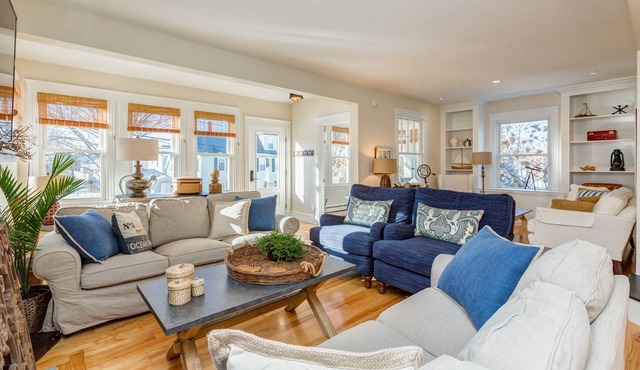 BEAUTIFULLY Renovated: 6 min to DT Portland, 3 blocks to Willard Beach.