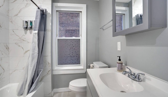 Beautifully Renovated Luxurious 3 Bd Apt.Near SCHOOLS&Bus Transits!Pet Friendly