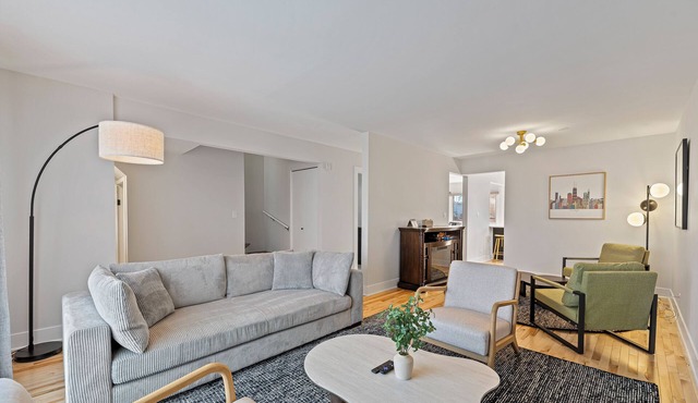 Beautifully Renovated 4 bedroom/2.1 Bathroom Townhome in Des Plaines!