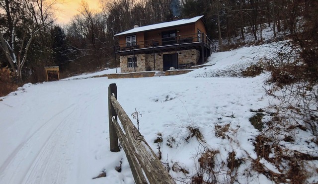 Beautifully renovated cabin near Blacklog Mountain open all year long