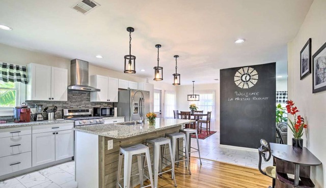 Beautifully Renovated Home Near I-10 - 3 Blocks