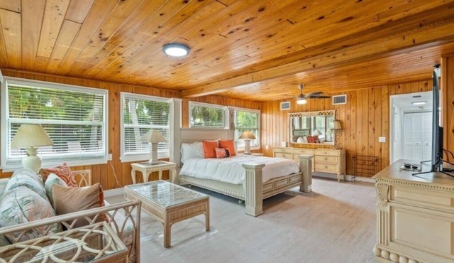Beautifully Renovated 5 bedroom Vero Beach by RedAwning