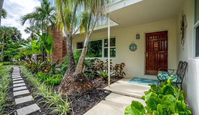 Beautifully Renovated 5 bedroom Vero Beach Beach House with Pool Pet Friendly