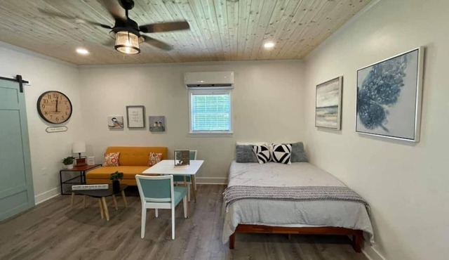 Beautifully Renovated Studio 2 miles from the Marina