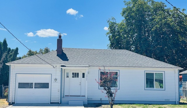 Beautifully Renovated 2 bedroom/1 bath Cottage-Like Hideaway!