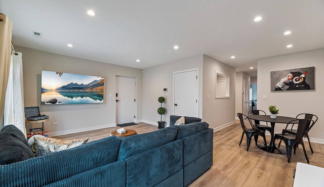 Beautifully Renovated 2/2 with parking, in unit laundry, king bed, brand new!