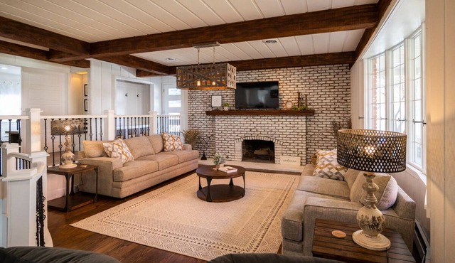 Beautifully renovated 3,800 sq ft house between 2 federal lakes