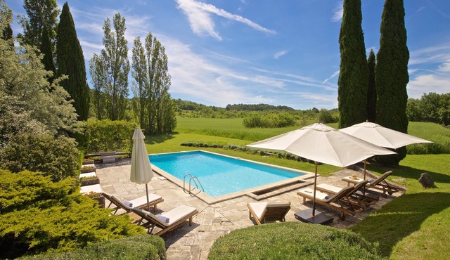 Beautifully renovated Artist’s farmhouse in Provence, large heated pool & sauna