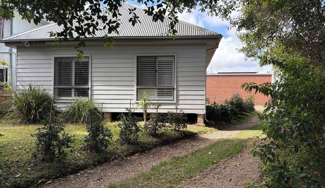 Beautifully renovated 3 bedroom house 40 meters from Hordens Beach Bundeena