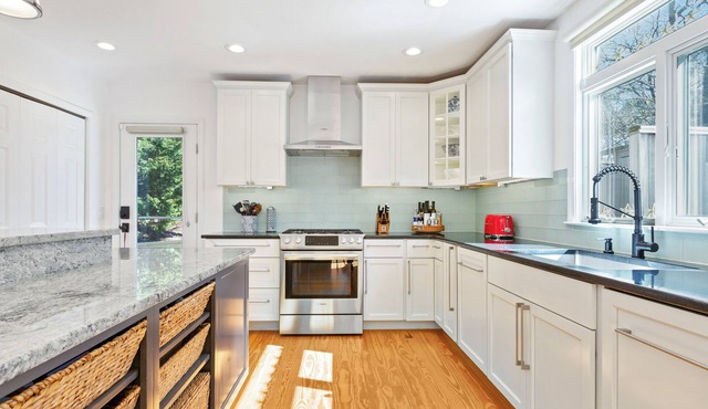 Beautifully Renovated Cape Cod Retreat near Pleasant Bay & Top Attractions