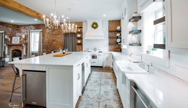 Beautifully Renovated Farmhouse in Jackson, MO