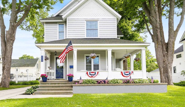 Beautifully Renovated Home, Blocks from Restaurants and Entertainment!
