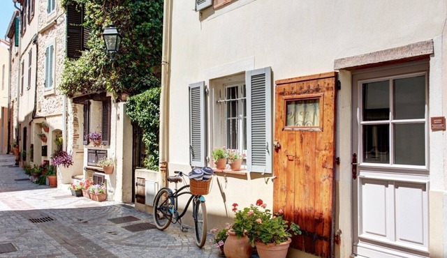 Beautifully renovated townhouse for 4 guests in Antibes with outdoor space.