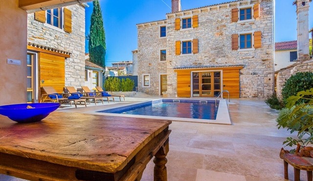 Beautifully Renovated Traditional Stone Villa, Private Pool in the Picturesque Village of Sisan!