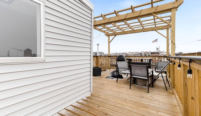 Beautifully Renovated row House in Trendy Canton, private parking driveway