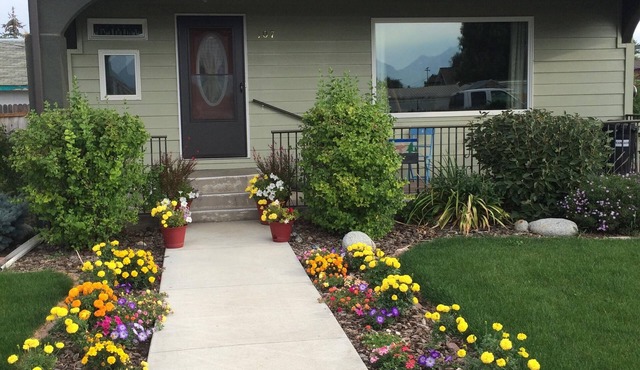 Beautifully renovated 1920's Bungalow with a large fenced yard in Enterprise, OR