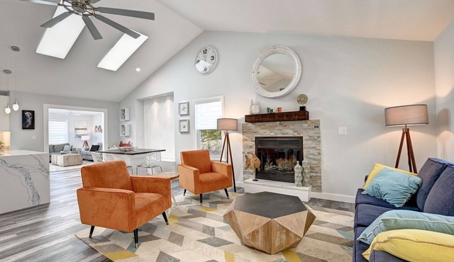 Beautifully Renovated 3 Bedroom Home in Clearwater Community! WIFI, Community Pool, Tennis Court, and 2 miles to the beach!