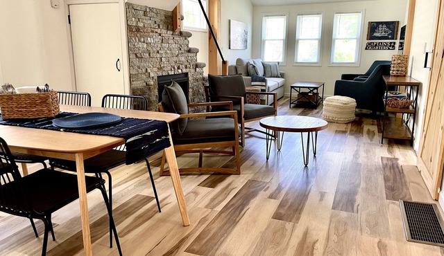 Beautifully renovated cottage - steps to lake and pet-friendly!