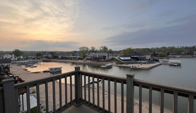 Beautifully renovated lake house - sleeps up to 18!