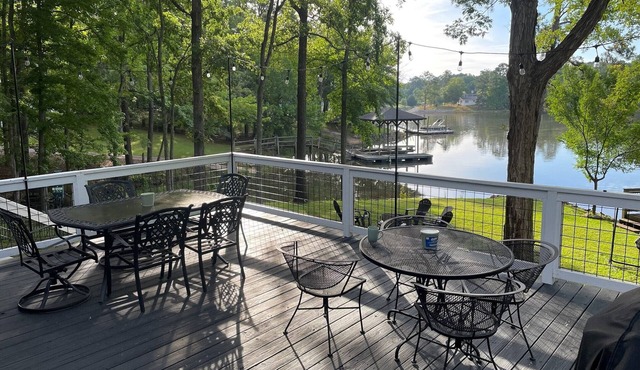 Beautifully renovated lakefront home on Lake Wateree. 3BR/3BA. Pet-Friendly!