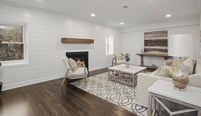 Beautifully Renovated Fully Furnished House W/ Garage