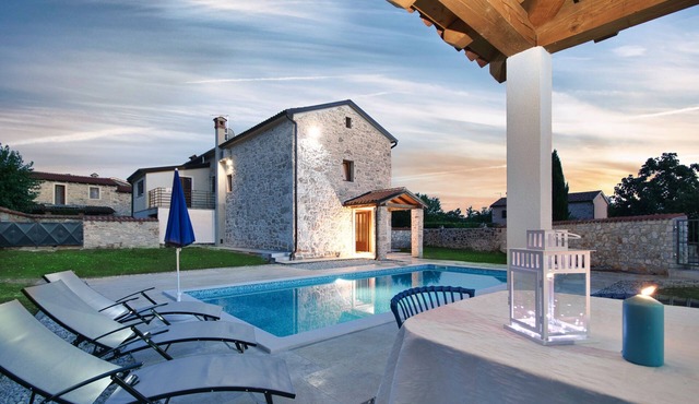 Beautifully renovated villa with pool; welcoming and pet-friendly