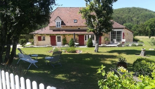 Beautifully restored stone barn in the heart of the Lot 4*