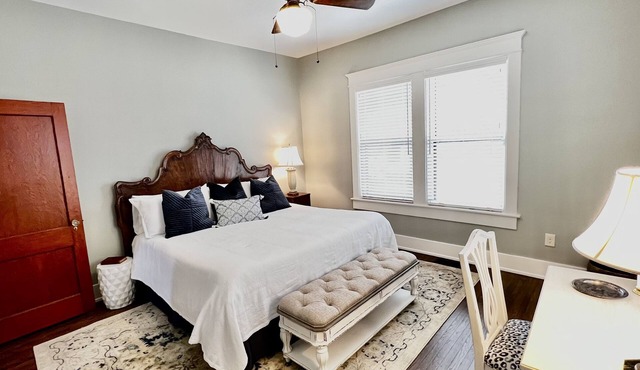 Beautifully restored 4 bedroom 1924 Craftsman Style Southern home w/Gas Range