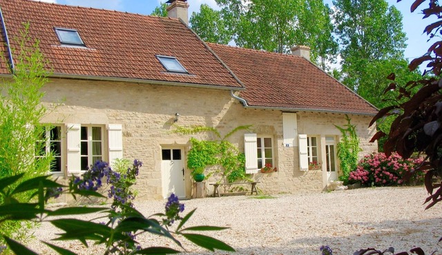 Beautifully restored farmhouse, magnificent views in central Burgundy