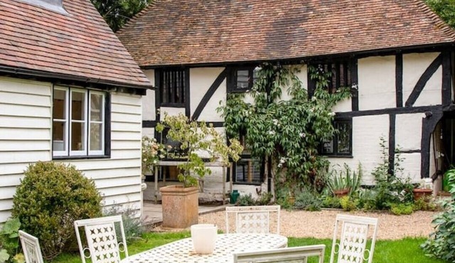 Beautifully Restored Tudor Cottage w large garden + Summerhouse. Family & pets!