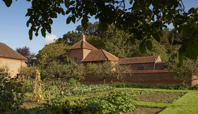 Beautifully restored throughout, this cottage provides a luxury holiday retreat.