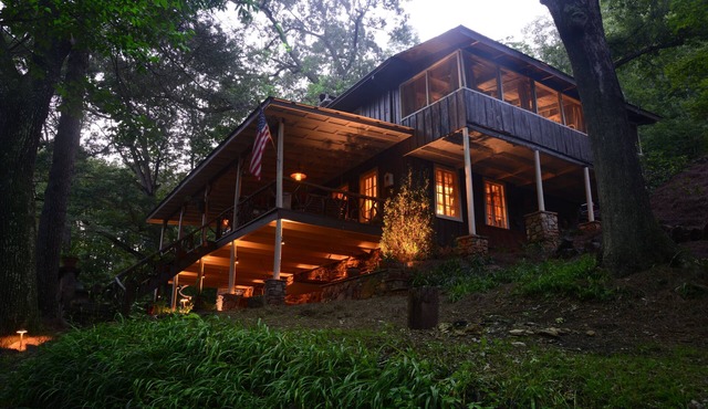 Beautifully Restored Historic Mountain Cabin-A Tree House in the Woods