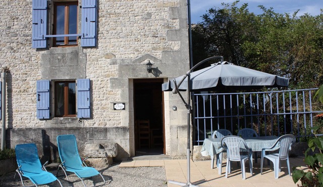 Beautifully restored rural farmhouse with pool, in convenient location