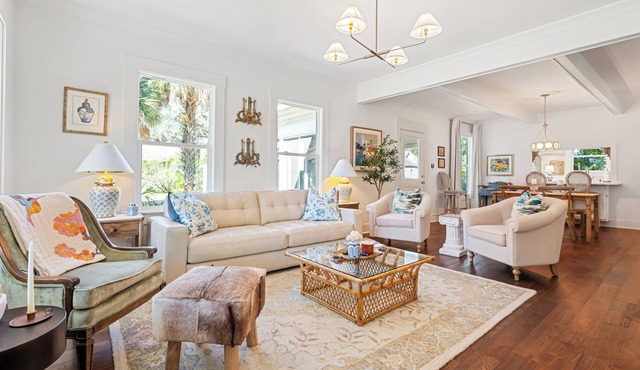 Beautifully restored cottage downtown Historic Brunswick close to golf + beaches