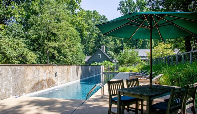 Beautifully Rustic Cabin just 10 minutes from UVA, with pool!